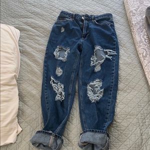 Super cute ripped mom jeans!
